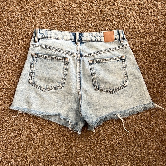 Light wash denim shorts - Picture 2 of 3